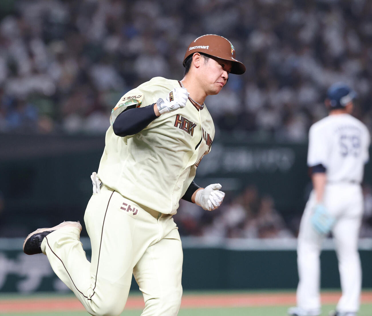 西武対日本ハム　7回表日本ハム無死、本塁打を放ちガッツポーズをする吉田賢吾（撮影・増田悦実）