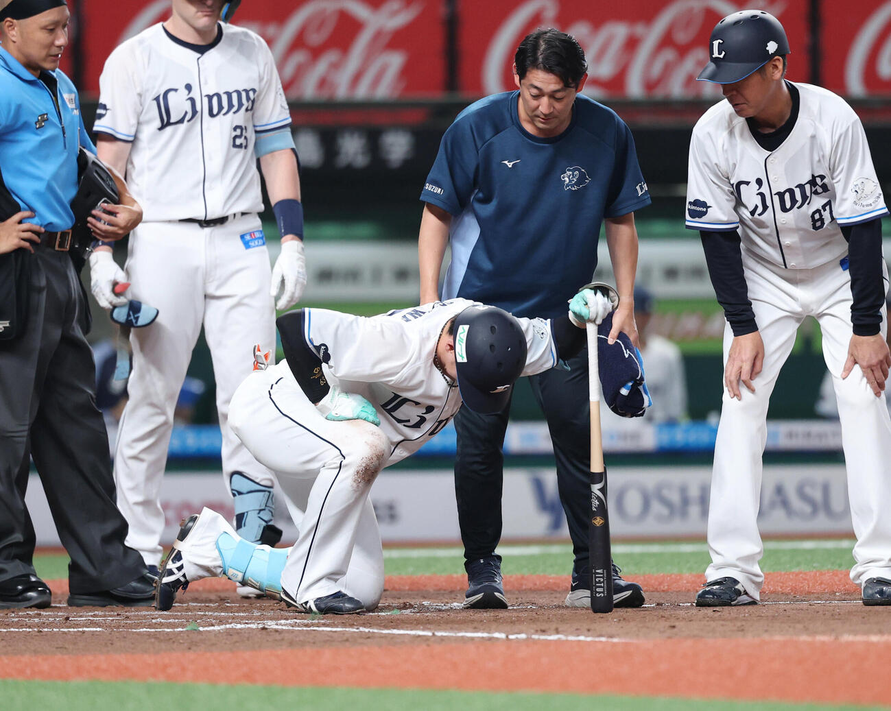 西武対日本ハム　7回裏西武2死一、二塁、打球が足に当たり痛がる長谷川信哉（撮影・増田悦実）