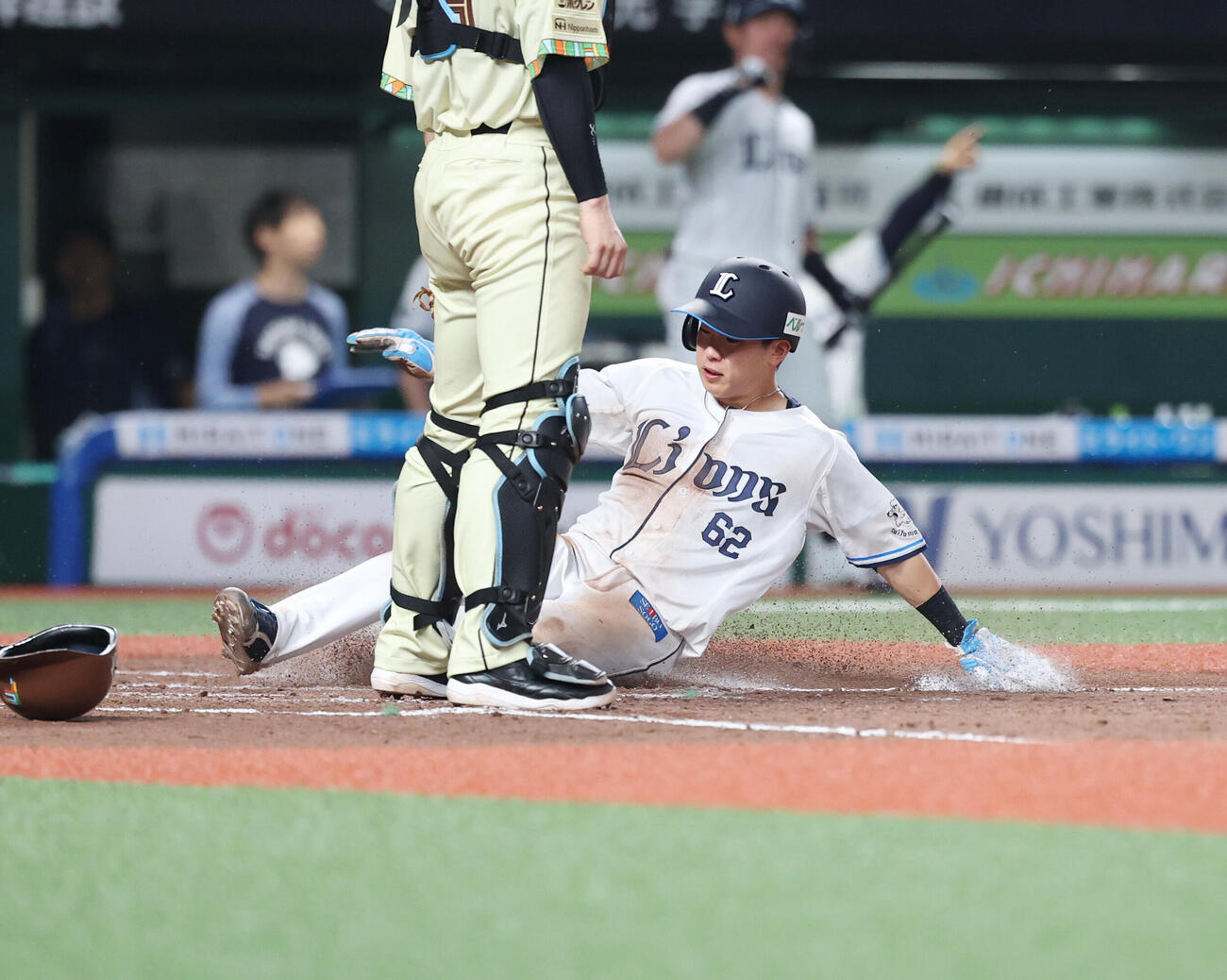 西武対日本ハム　7回裏西武2死満塁、タイラー・ネビンの適時打で生還する滝沢夏央（撮影・増田悦実）