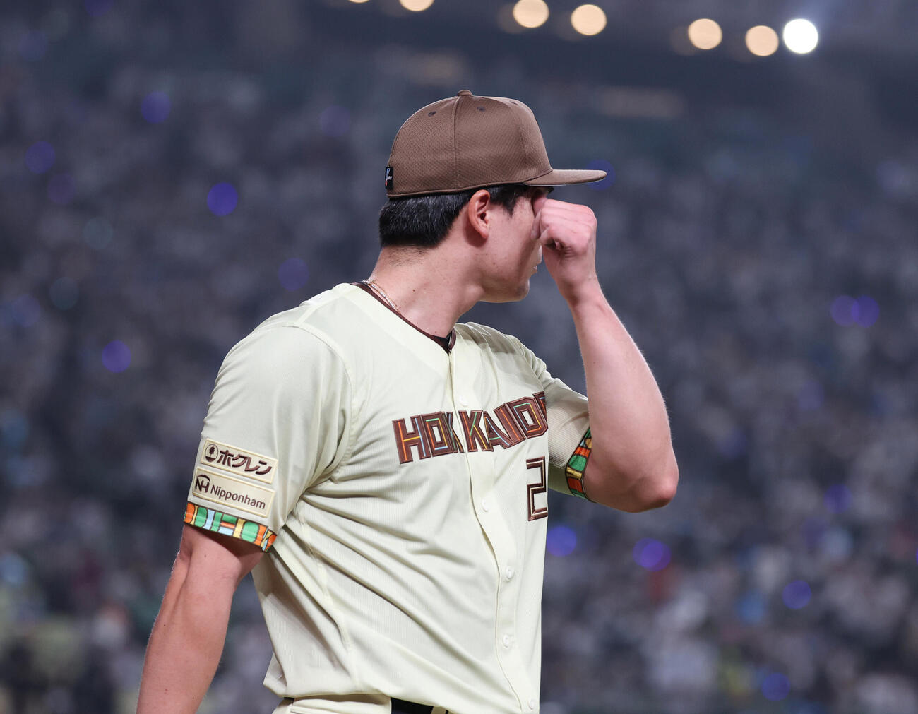 西武対日本ハム　9回裏西武無死、サヨナラ本塁打を浴び涙を拭う上原健太（撮影・増田悦実）