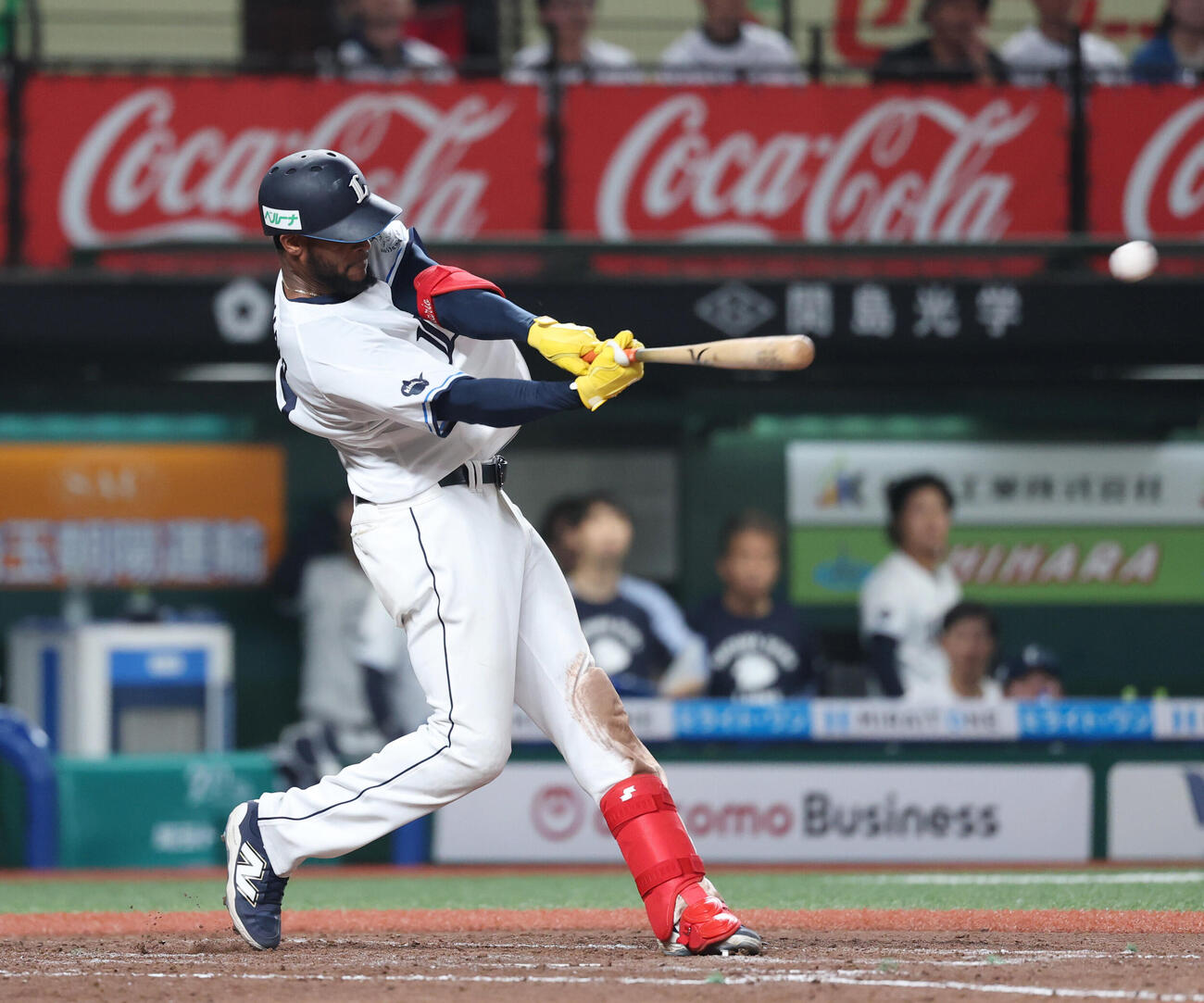 西武対日本ハム　9回裏西武無死、サヨナラ本塁打を放つアレクサンダー・カナリオ（撮影・増田悦実）