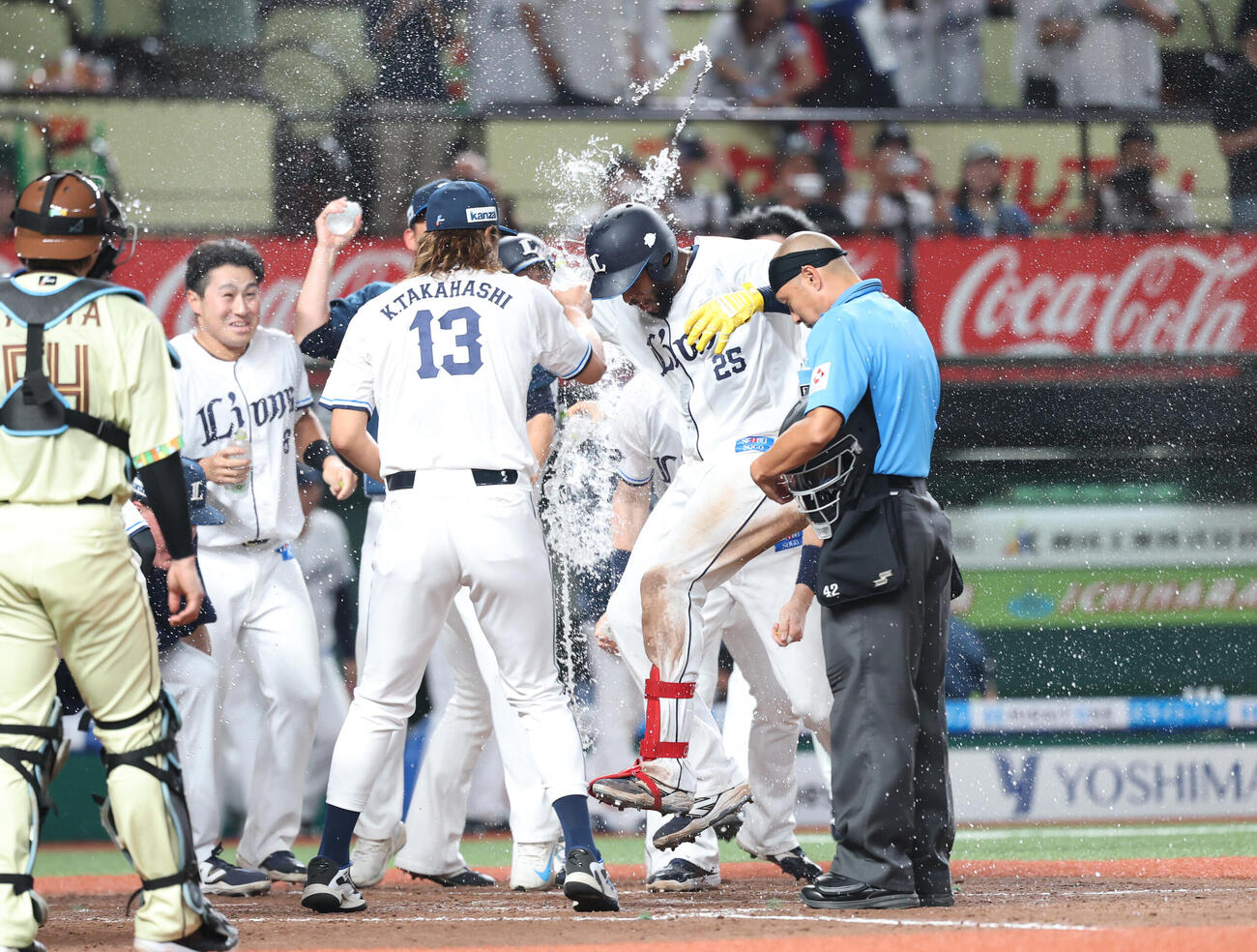 西武対日本ハム　9回裏西武無死、サヨナラ本塁打を放ちナインにウオーターシャワーで出迎えられるアレクサンダー・カナリオ（撮影・増田悦実）