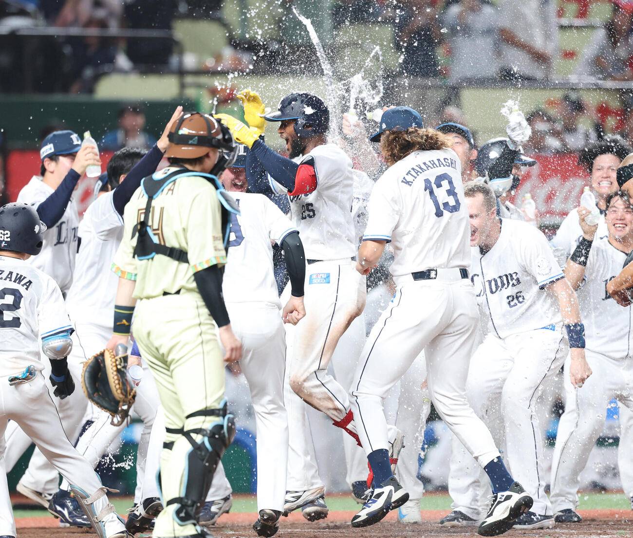 西武対日本ハム　9回裏西武無死、サヨナラ本塁打を放ちナインにウオーターシャワーで出迎えられるアレクサンダー・カナリオ（撮影・増田悦実）