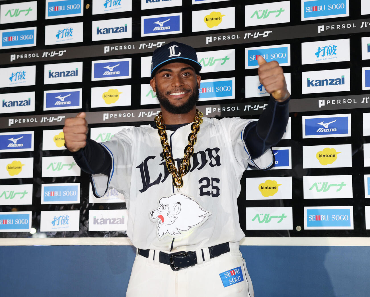 西武対日本ハム　サヨナラ本塁打を放った西武アレクサンダー・カナリオはお立ち台で笑顔を見せる（撮影・増田悦実）