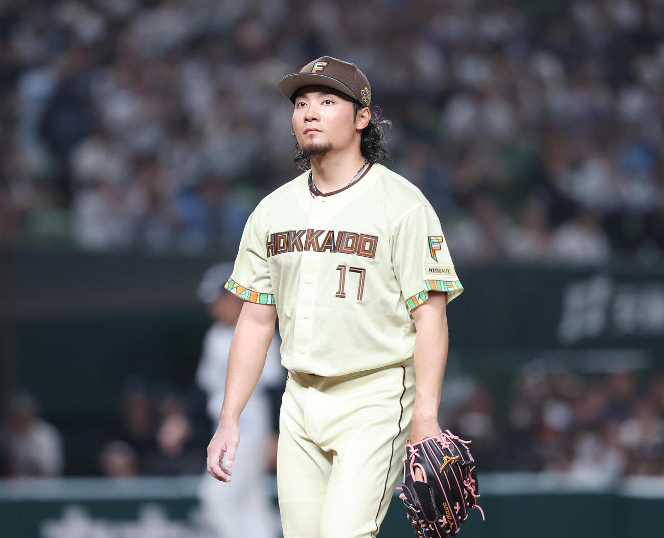西武対日本ハム　7回裏を終え同点になりがっくりとベンチに戻る伊藤大海（撮影・増田悦実）