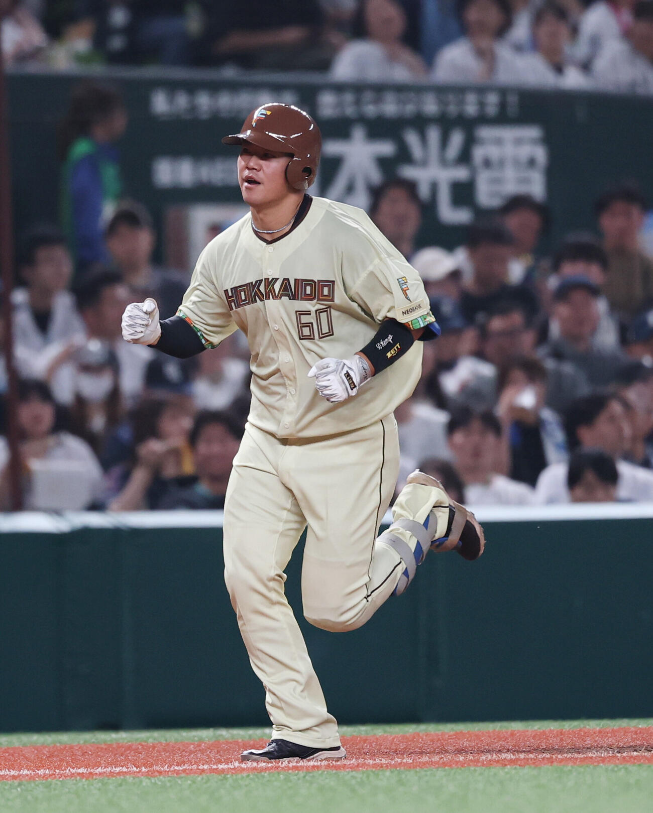 西武対日本ハム　5回表日本ハム無死、本塁打を放ちガッツポーズをする吉田賢吾（撮影・増田悦実）