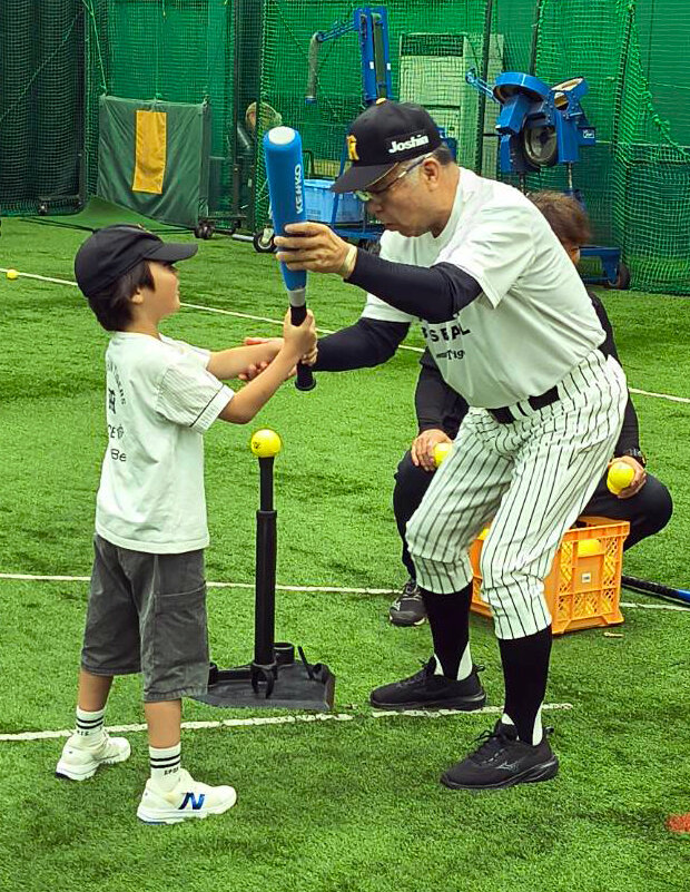 子供たちに打撃指導する掛布雅之氏（撮影・林英樹)