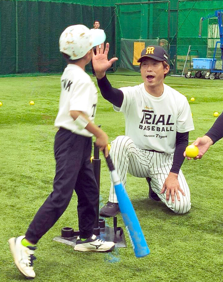 子供たちに野球をレクチャーする桧山進次郎氏（撮影・林英樹)