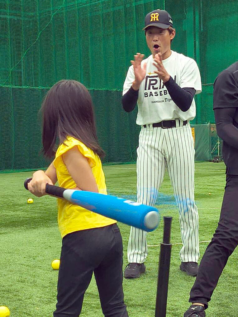 子供たちに野球をレクチャーする桧山進次郎氏（撮影・林英樹)