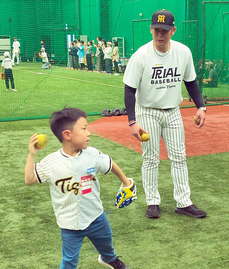 子供たちに投球を教える岩田稔氏（撮影・林英樹)