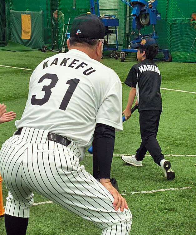 子供たちに打撃指導する掛布雅之氏（撮影・林英樹)