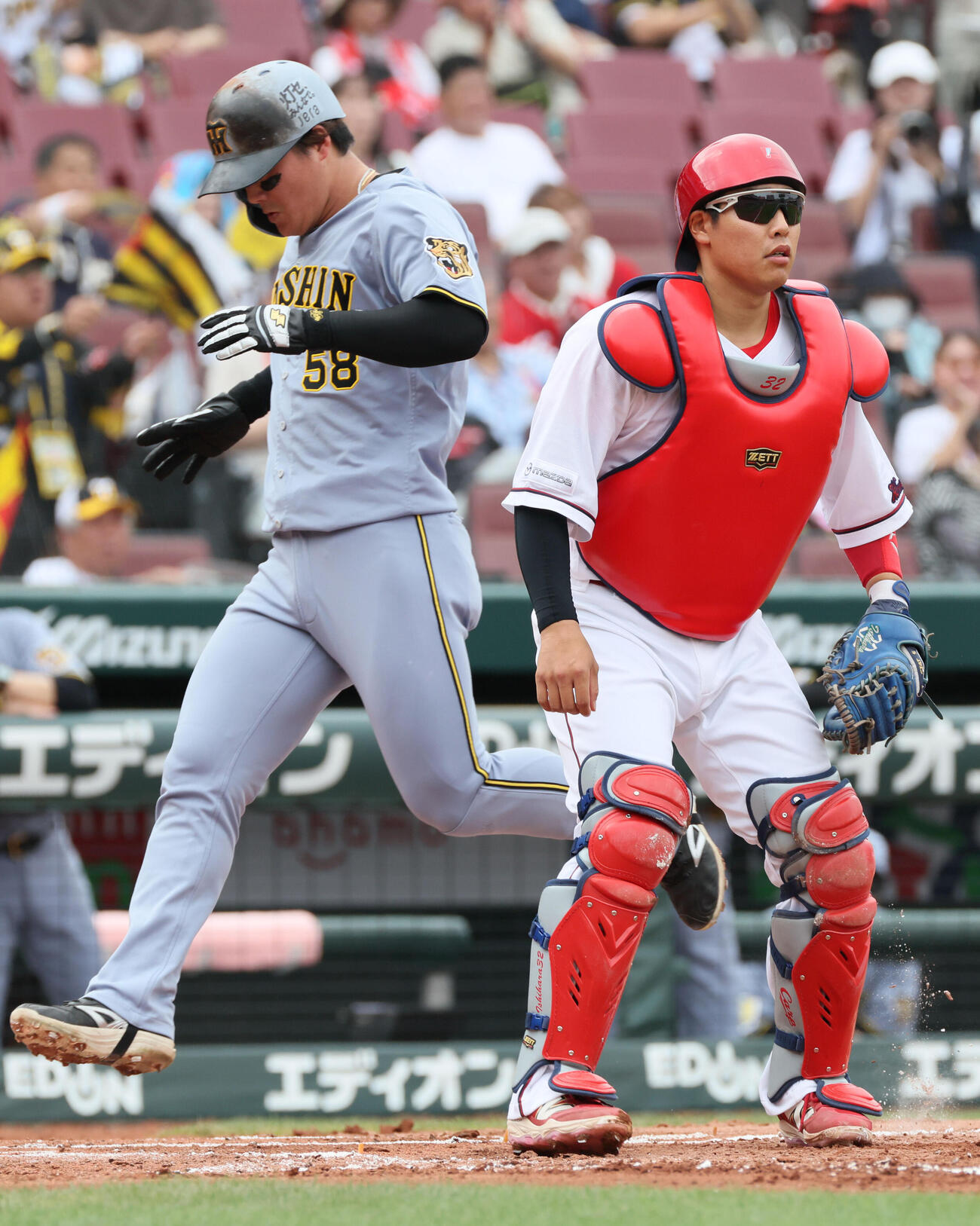 広島対阪神　2回表阪神無死満塁、坂本誠志郎の遊ゴロから、捕手の石原貴規が一塁に悪送球し、前側右京が先制の生還（撮影・加藤孝規）