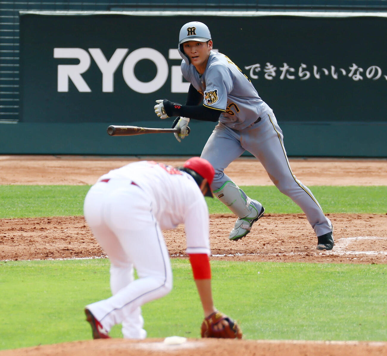 広島対阪神4回表阪神1死一、三塁、高寺望夢は一塁への適時野選を放つ。投手床田寛樹（撮影・加藤哉）