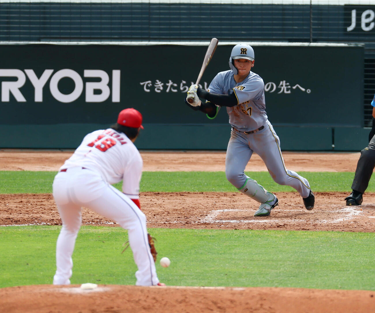 広島対阪神4回表阪神1死一、三塁、高寺望夢は一塁への適時野選を放つ。投手床田寛樹（撮影・加藤哉）