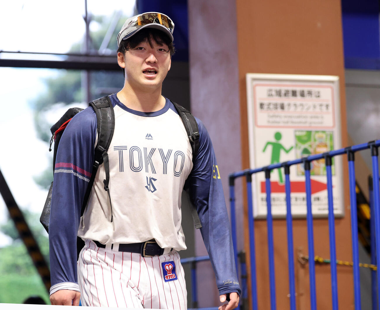ヤクルト対中日　室内練習場から引き揚げるヤクルト吉村貢司郎（撮影・浅見桂子）