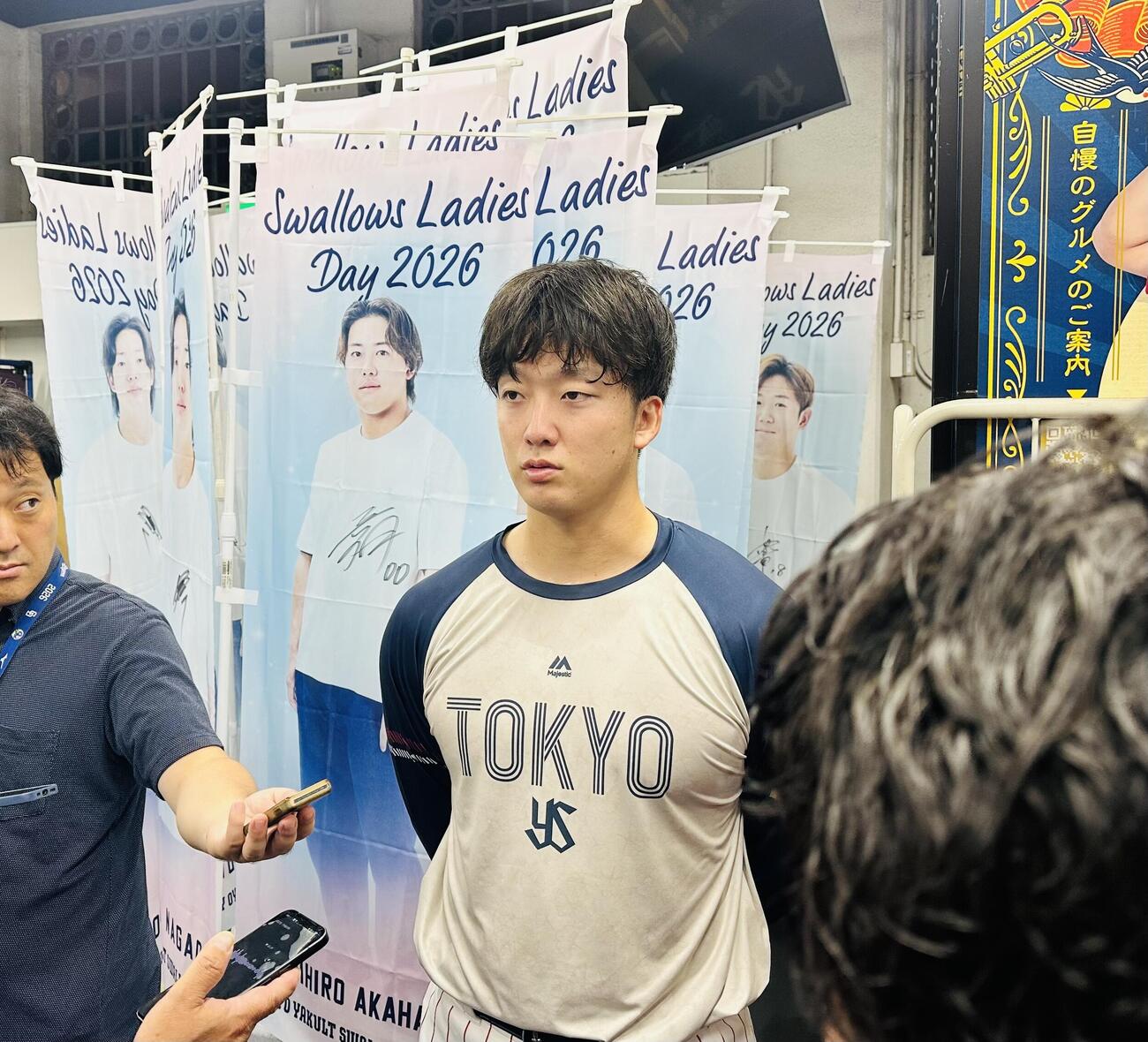 ヤクルト対中日　報道陣の質問に答えるヤクルト吉村貢司郎(撮影・浅見桂子)