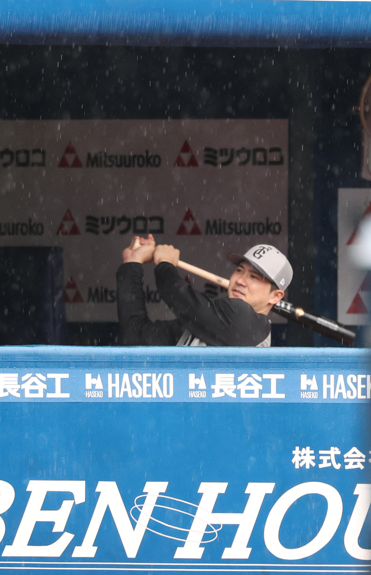 DeNA対巨人　降雨のため試合が中止になりベンチで素振りをする巨人泉口友汰（撮影・水谷安孝）