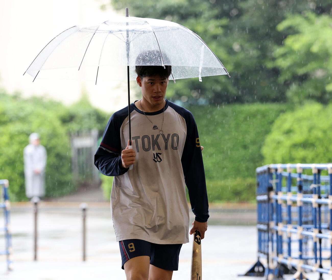 ヤクルト対中日　室内練習場から引き揚げるヤクルト塩見泰隆（撮影・浅見桂子）