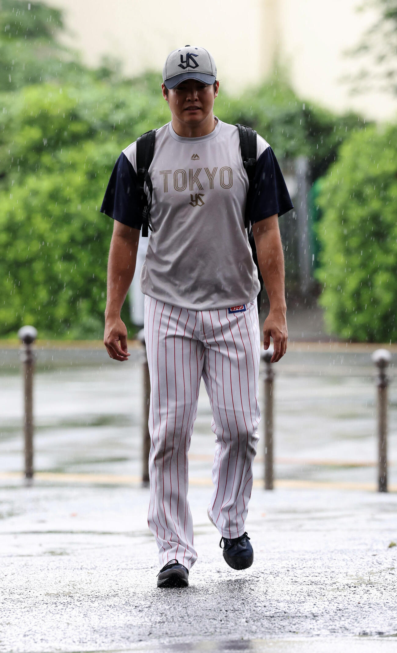 ヤクルト対中日　室内練習場から引き揚げるヤクルト松本健吾（撮影・浅見桂子）