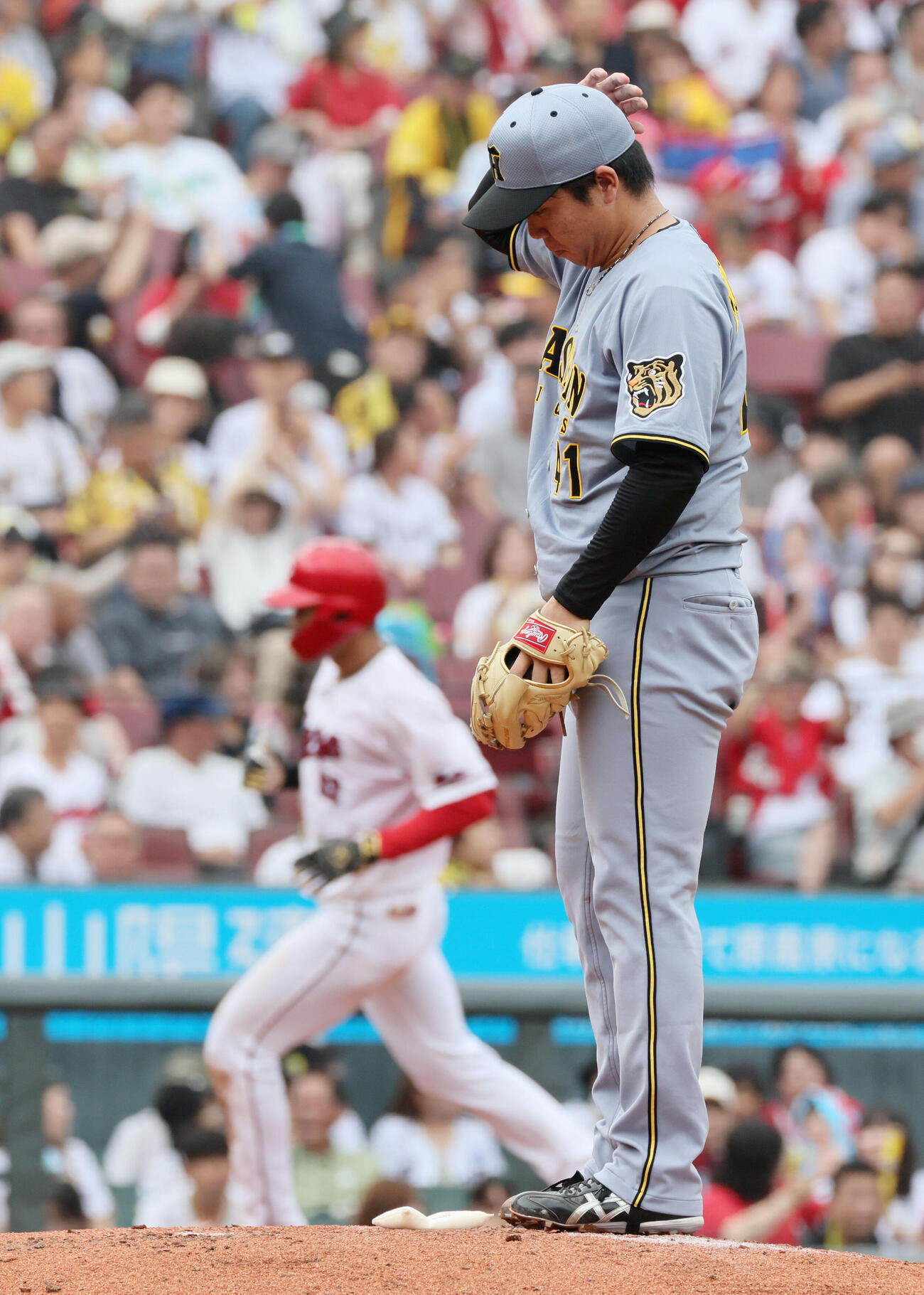 広島対阪神　3回裏広島無死、名原典彦に同点左越え本塁打を浴びた村上頌樹（撮影・加藤孝規）