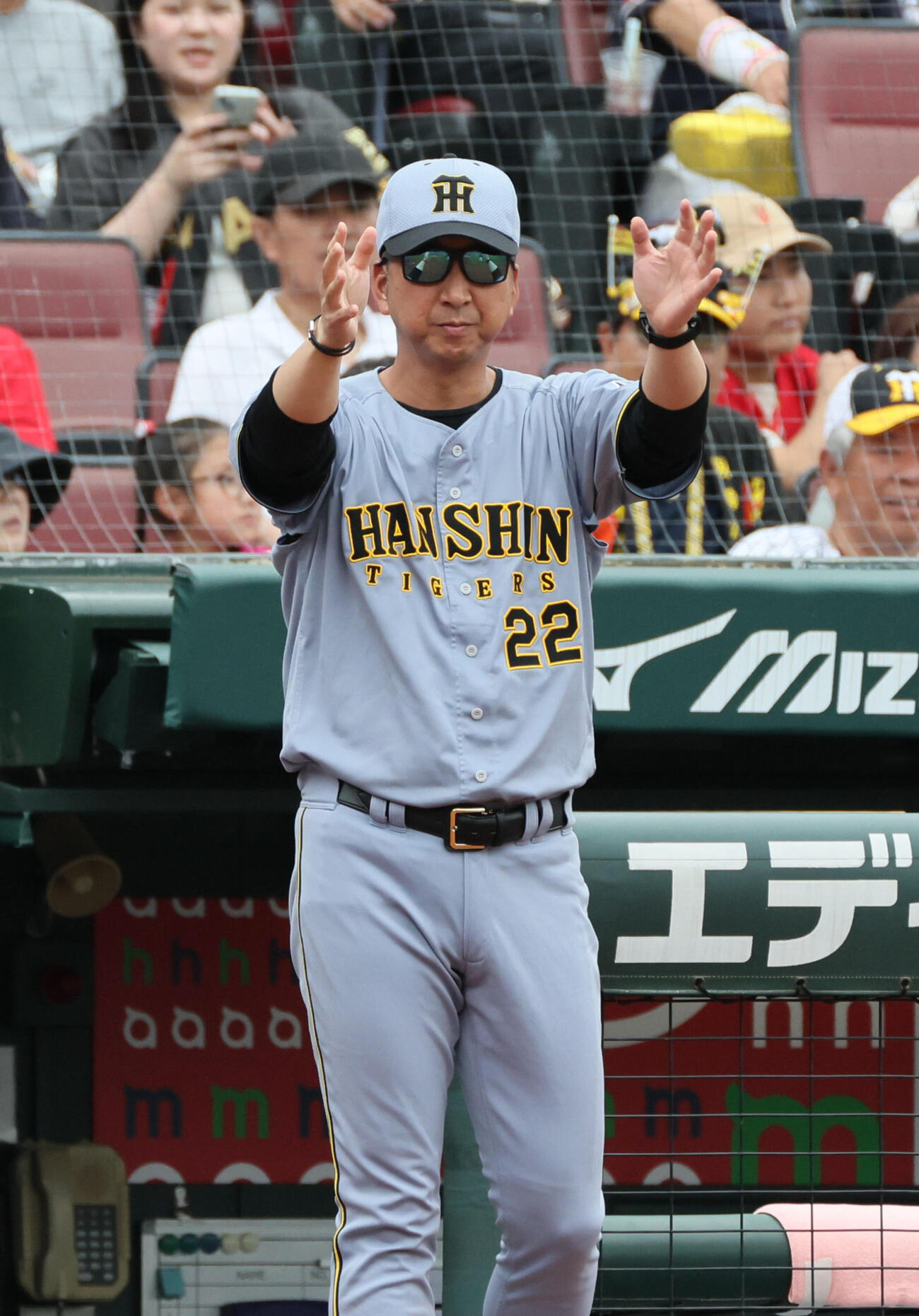 広島対阪神　8回表阪神無死二塁、代打熊谷敬宥のバントで二走の大山悠輔は三塁を狙うがアウト。リクエストする藤川球児監督（撮影・加藤孝規）