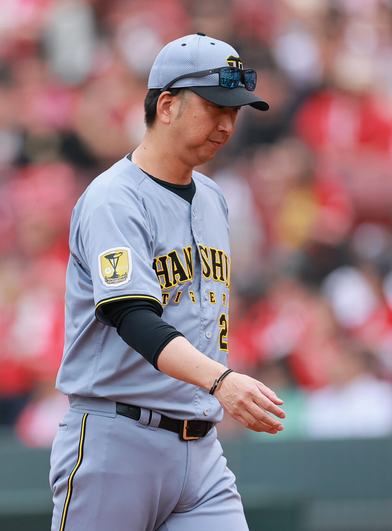 広島対阪神　8回裏、先発村上頌樹の交代を告げベンチに戻る藤川球児監督（撮影・上山淳一）