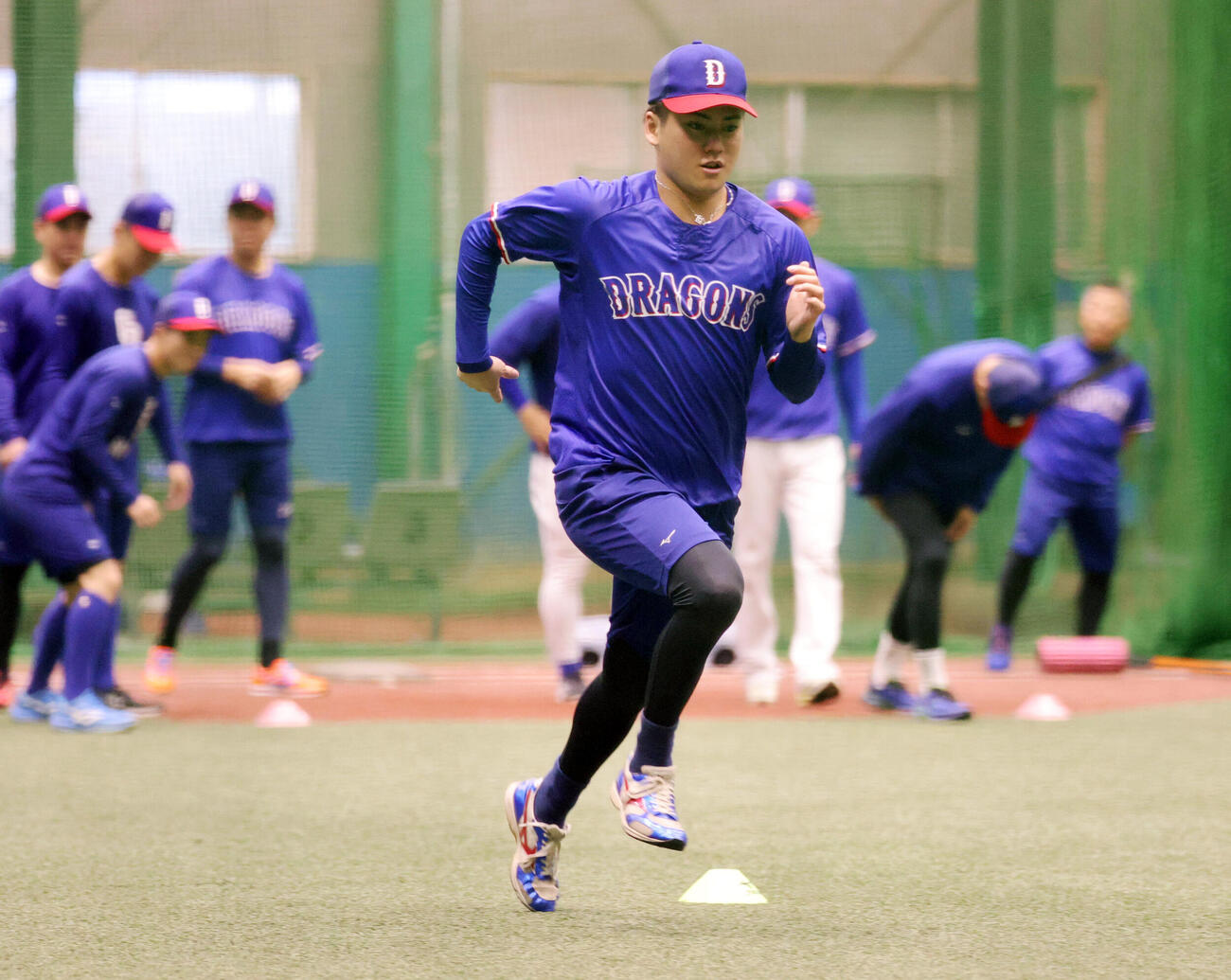 ヤクルト対中日　ウオームアップする中日金丸夢斗（撮影・浅見桂子）