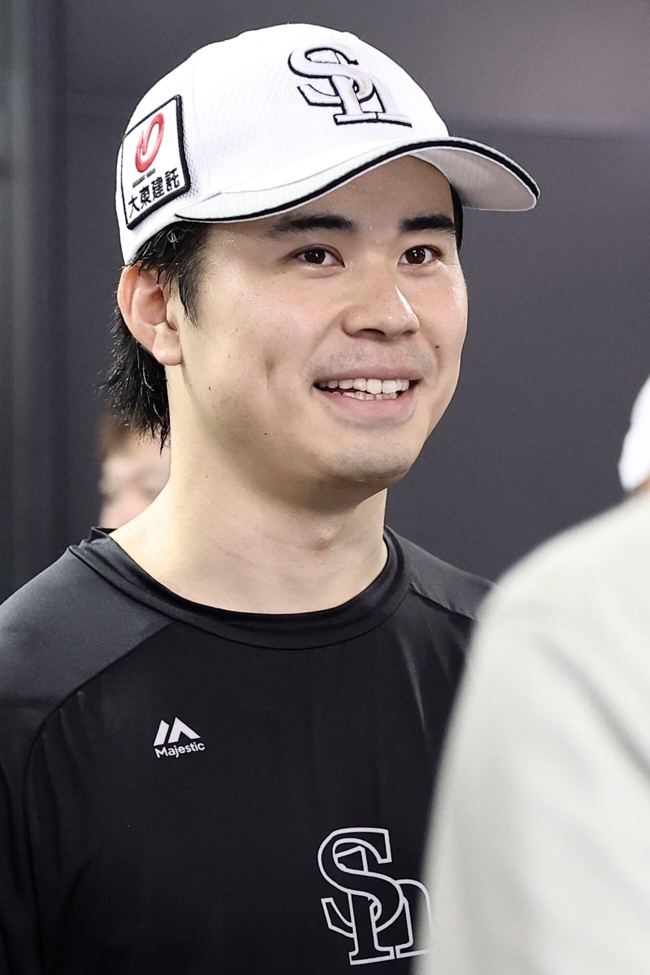 ロッテ対ソフトバンク　記者の質問に答えるソフトバンク松本晴（撮影・河田真司）