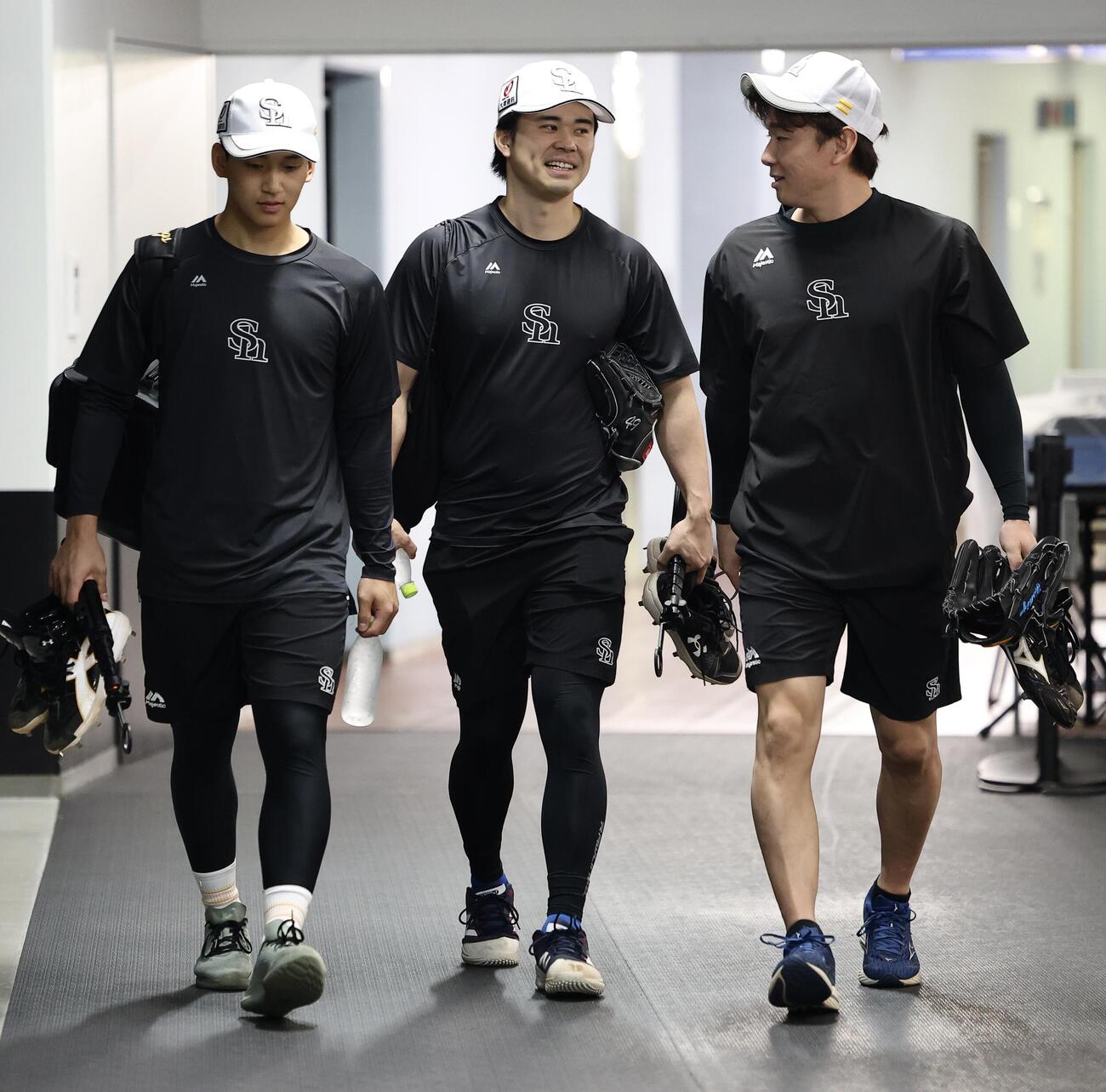 ロッテ対ソフトバンク　室内練習場に移動する、左からソフトバンク前田悠伍、松本晴、中村稔弥（撮影・河田真司）