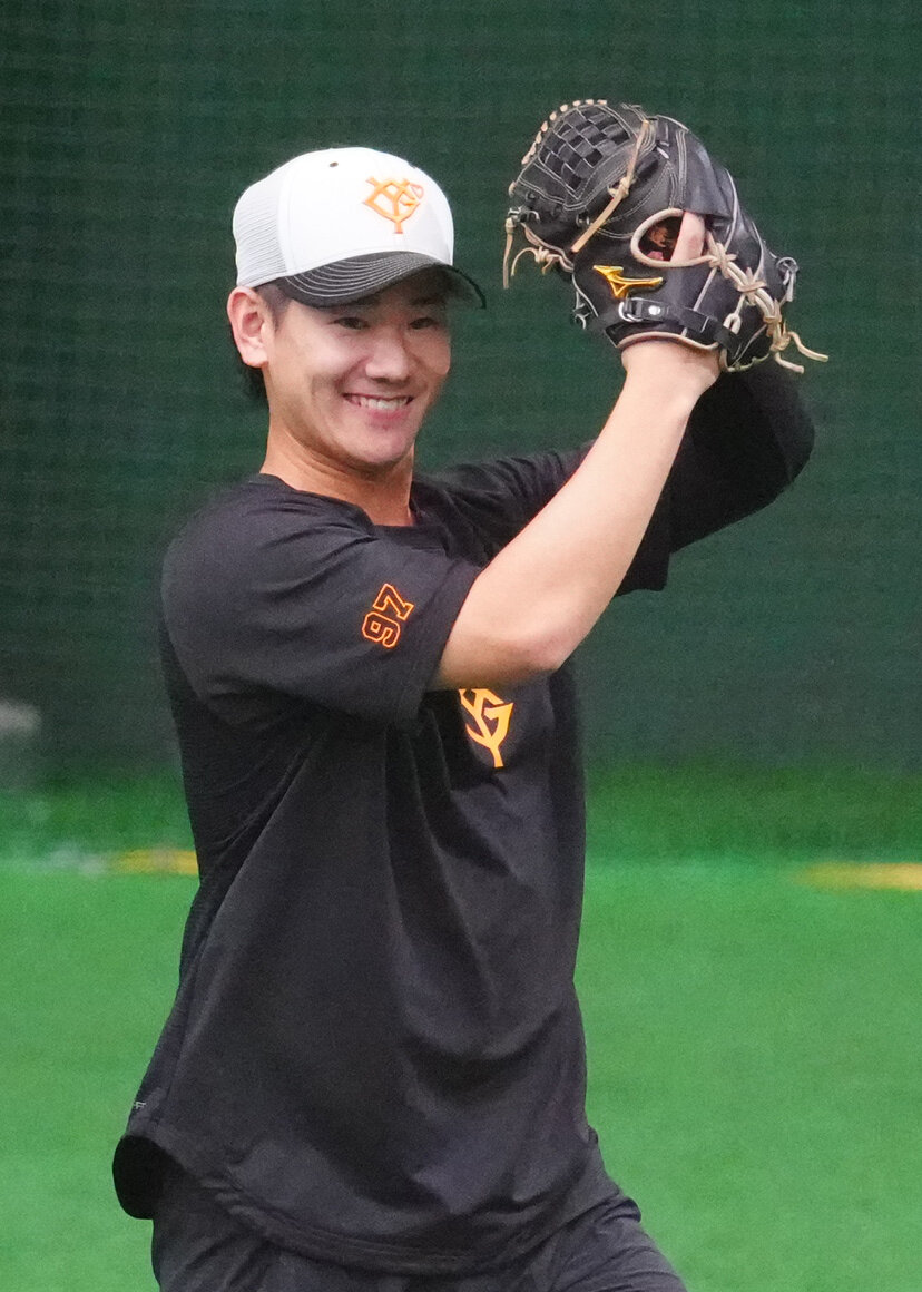 室内練習場でキャッチボールする巨人井上温大（撮影・江口和貴）