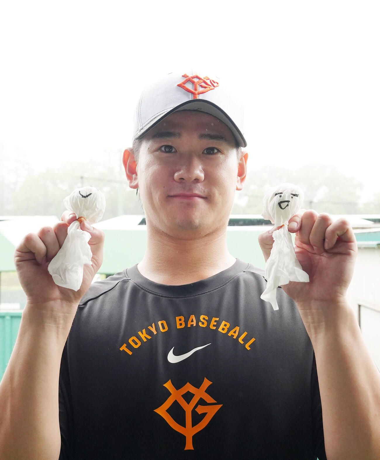 てるてる坊主を手にする巨人井上温大（撮影・江口和貴）