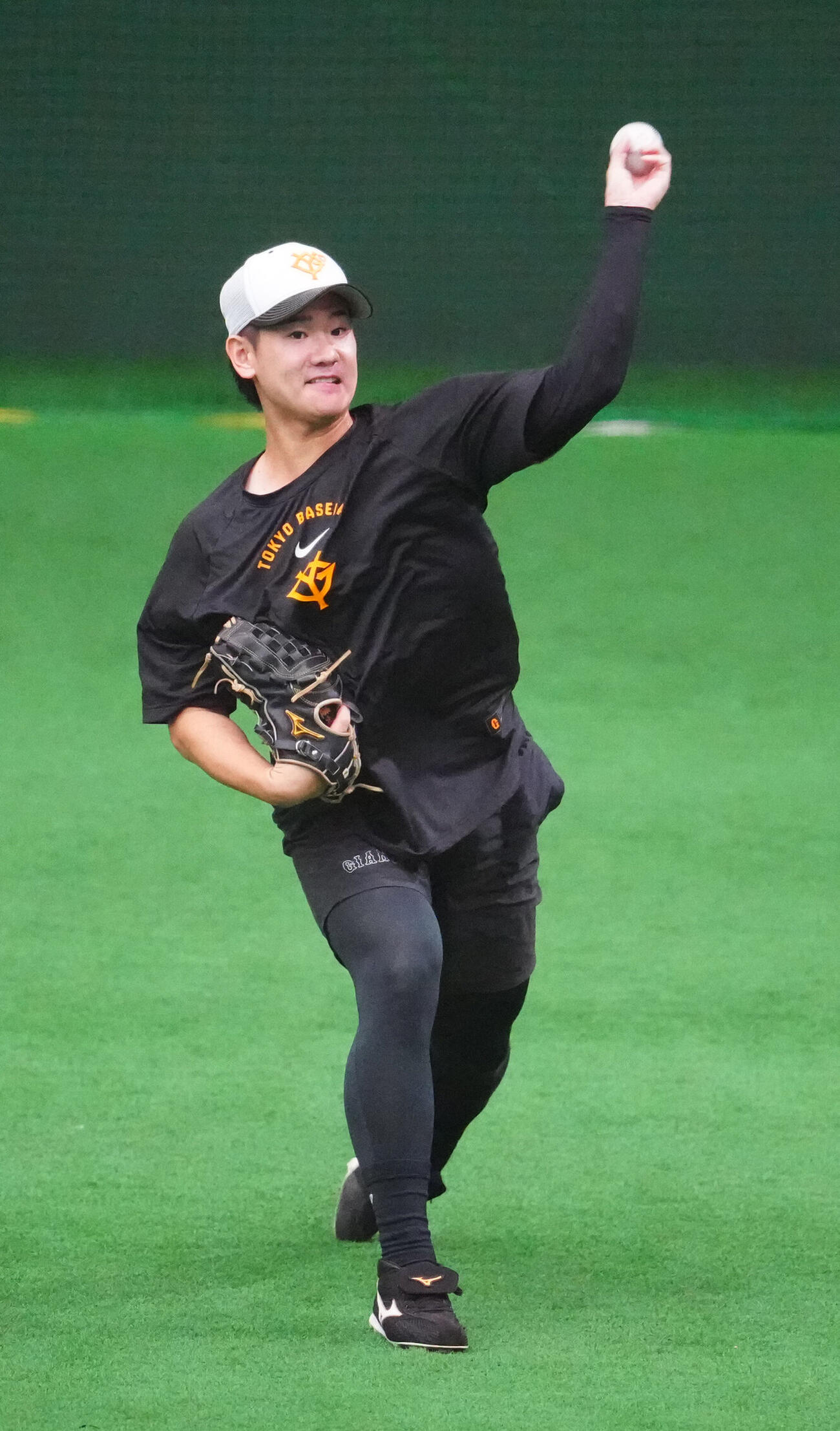 室内練習場でキャッチボールする巨人井上温大（撮影・江口和貴）