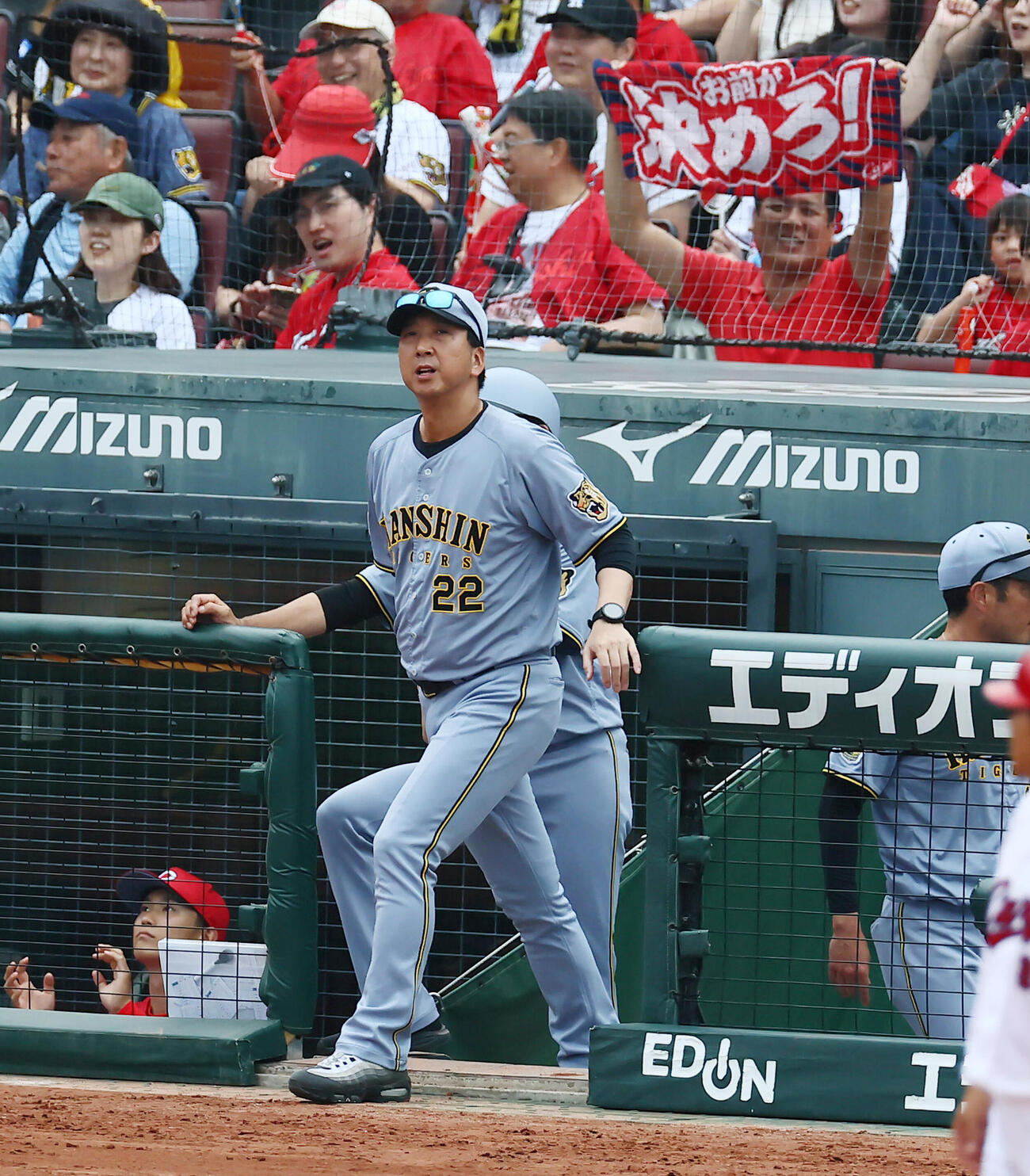 広島対阪神8回裏広島1死一、二塁、小園海斗を迎え藤川球児監督は投手交代を告げにベンチを出る（撮影・加藤哉）