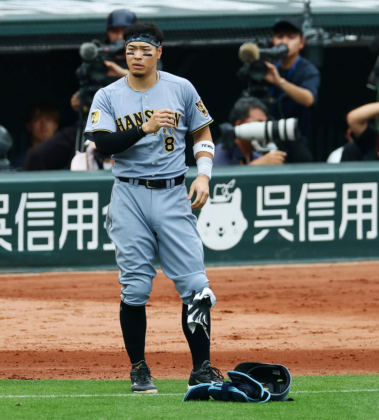 広島対阪神7回表阪神1死一、二塁、佐藤輝明は遊ゴロ併殺に倒れる（撮影・加藤哉）