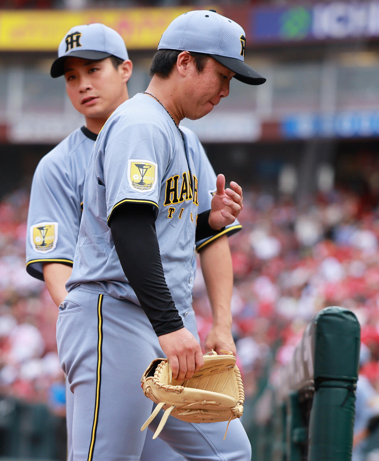 広島対阪神　8回裏広島1死一、三塁、村上頌樹（手前）は坂倉将吾に右前適時打を浴び降板となる（撮影・上山淳一）