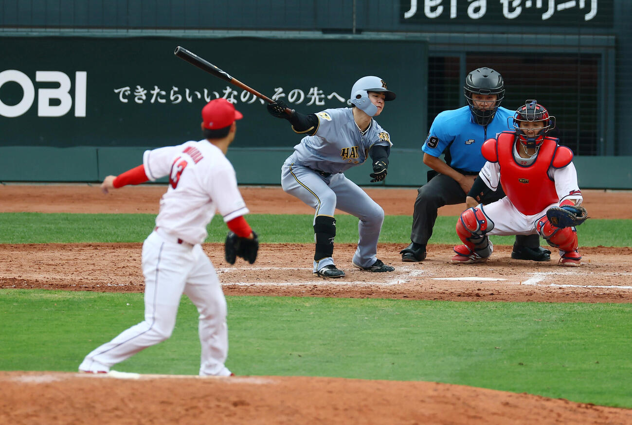 広島対阪神9回表阪神1死一塁、三振に倒れる中野拓夢。投手森浦大輔（撮影・加藤哉）