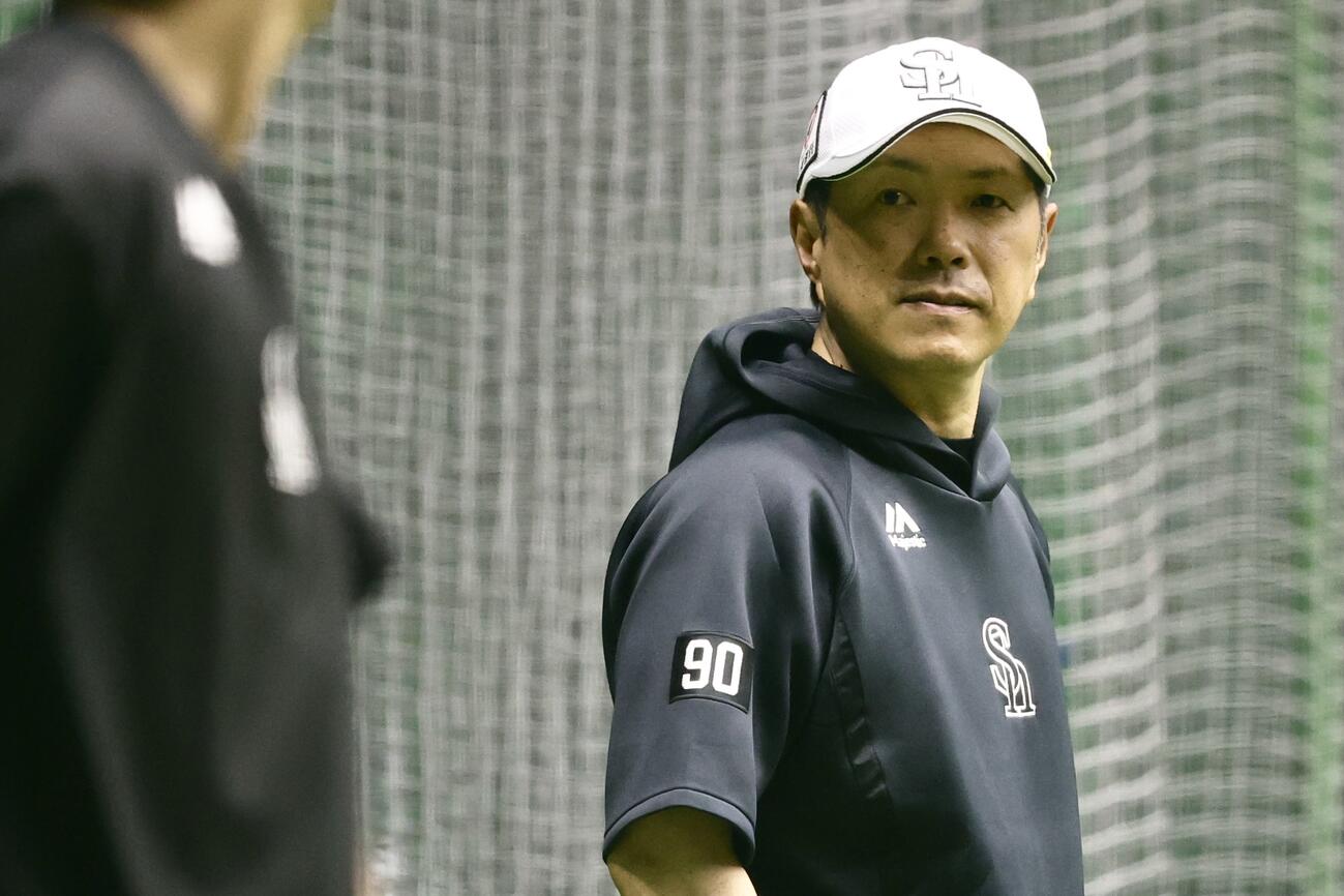 ロッテ対ソフトバンク　練習を見守るソフトバンク小久保裕紀監督（撮影・河田真司）
