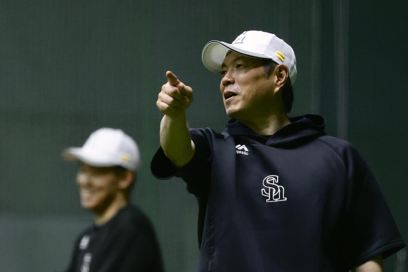 ロッテ対ソフトバンク　室内練習で選手たちと話すソフトバンク小久保裕紀監督（撮影・河田真司）