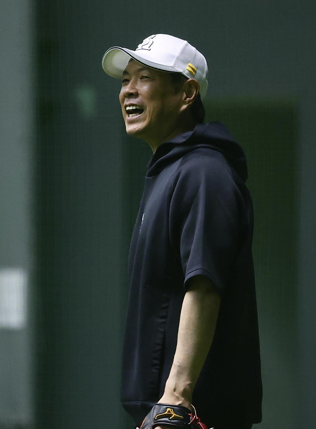 ロッテ対ソフトバンク　笑顔を見せるソフトバンク小久保裕紀監督（撮影・河田真司）