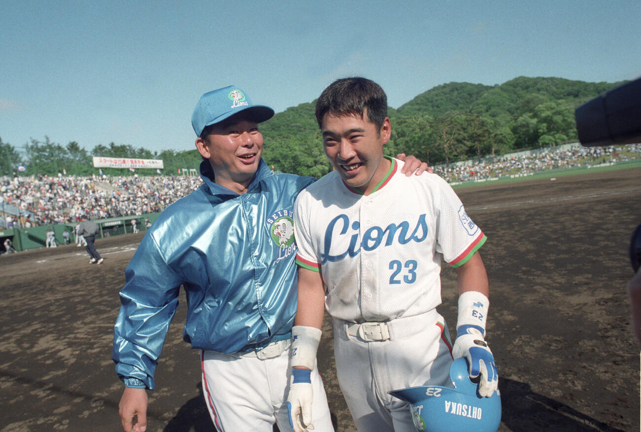 西武対日本ハム　ヒーローの大塚光二は東尾修監督に迎えられ大喜び(1995年6月17日撮影)
