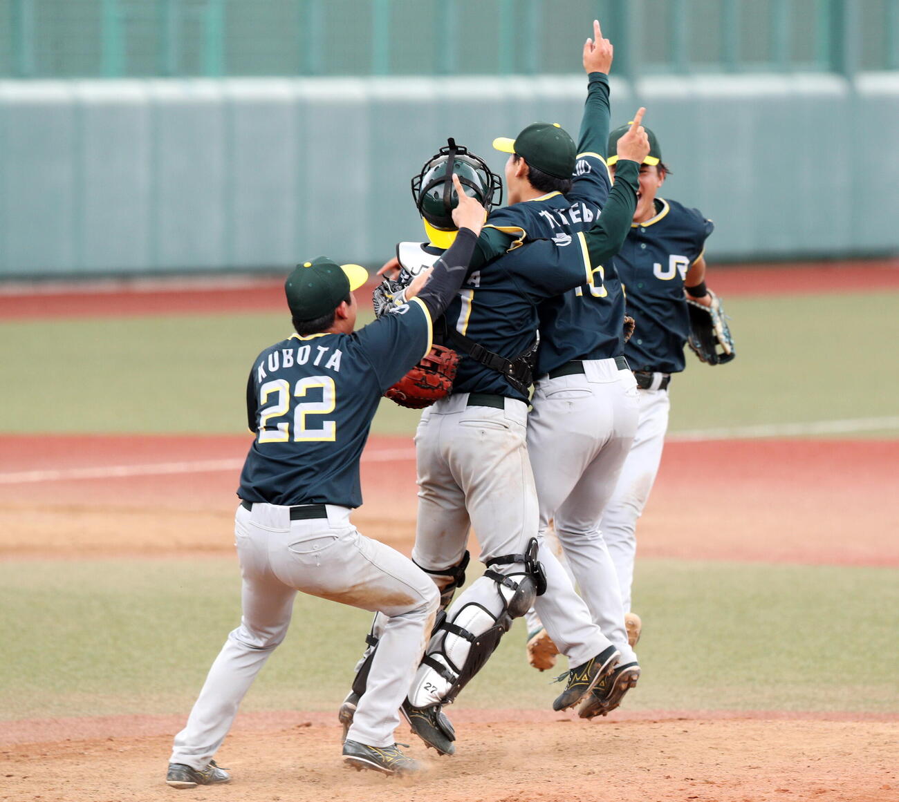 日本製紙石巻対JR東日本東北　優勝し、JR東日本東北の選手ら（撮影・木村有優）