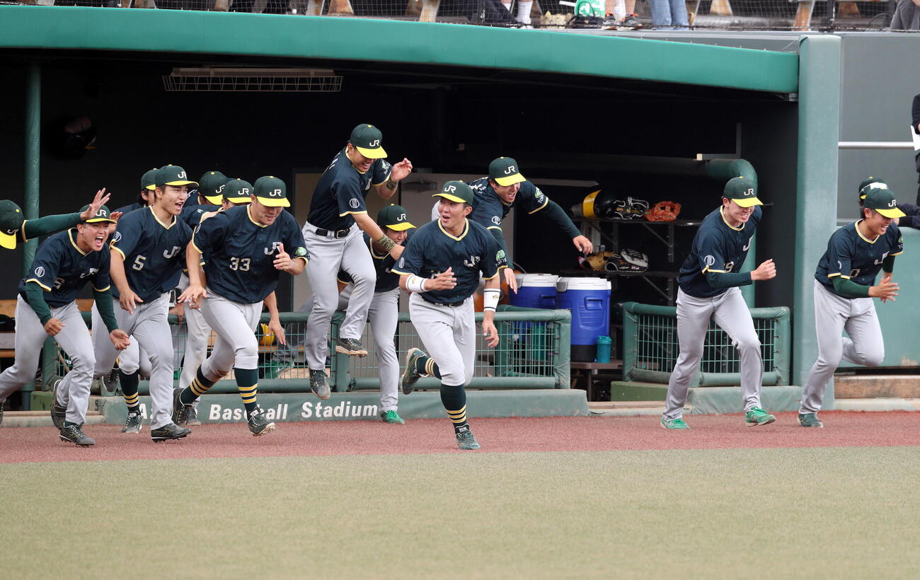 日本製紙石巻対JR東日本東北　優勝し、ベンチから飛び出すJR東日本東北の選手ら（撮影・木村有優）
