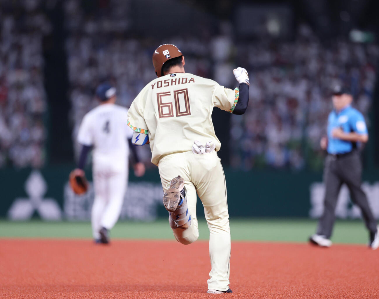 西武対日本ハム　6回表日本ハム1死、本塁打を放ちガッツポーズをする吉田賢吾（撮影・増田悦実）