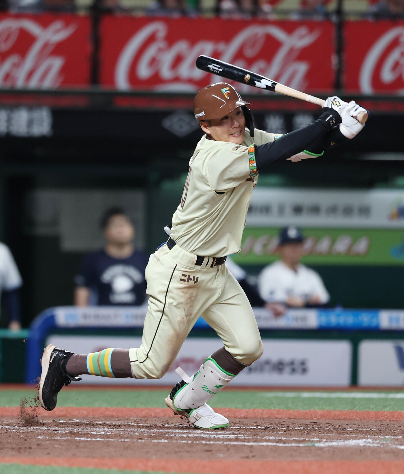 西武対日本ハム　9回表日本ハム1死二塁、適時二塁打を放つ奈良間大己（撮影・増田悦実）
