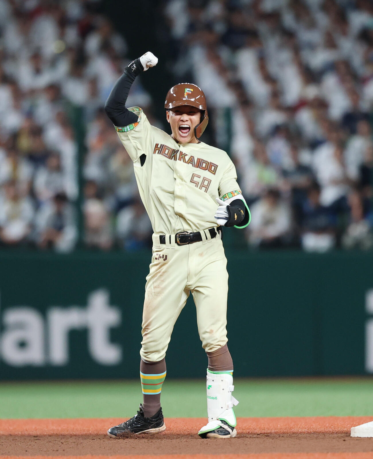 西武対日本ハム　9回表日本ハム1死二塁、適時二塁打を放ちガッツポーズをする奈良間大己（撮影・増田悦実）