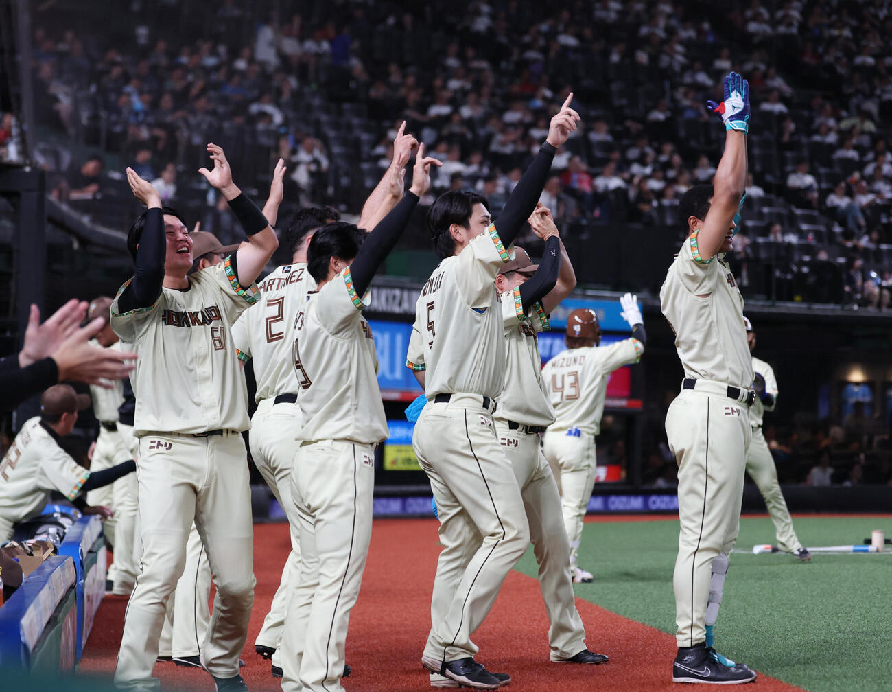 西武対日本ハム　9回表日本ハム1死二塁、奈良間大己の適時二塁打に喜ぶ日本ハムナイン（撮影・増田悦実）