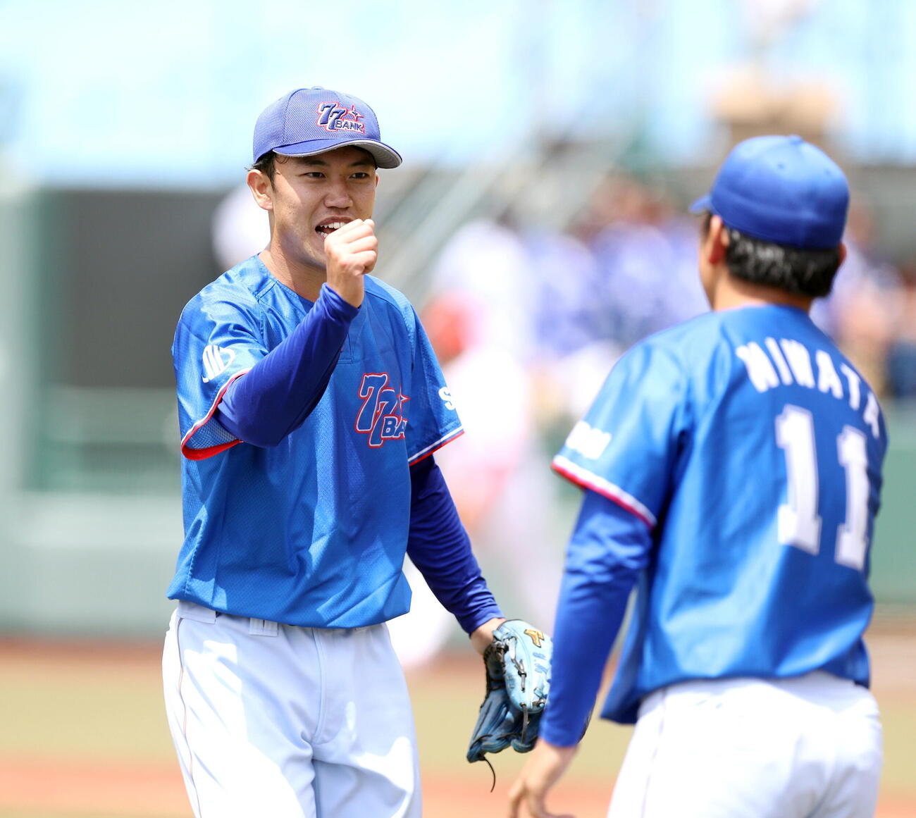 マルハン北日本カンパニー対七十七銀行　2回表2死一、二塁、無失点で切り抜け、喜ぶ七十七銀行・丸山陽太（左）（撮影・木村有優）
