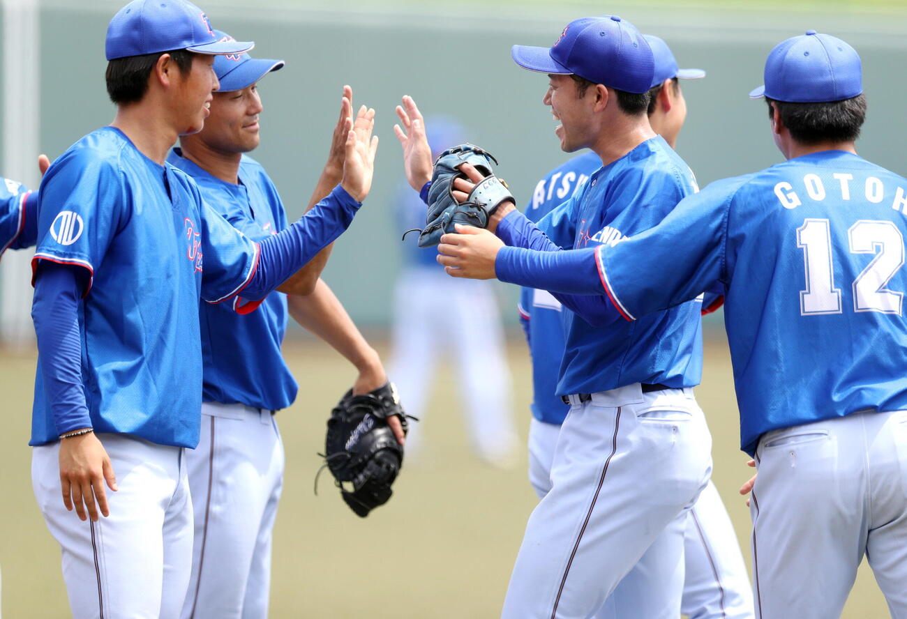 マルハン北日本カンパニー対七十七銀行　9回に降板し、笑顔でベンチに迎えられる七十七銀行・丸山陽太（中央）（撮影・木村有優）
