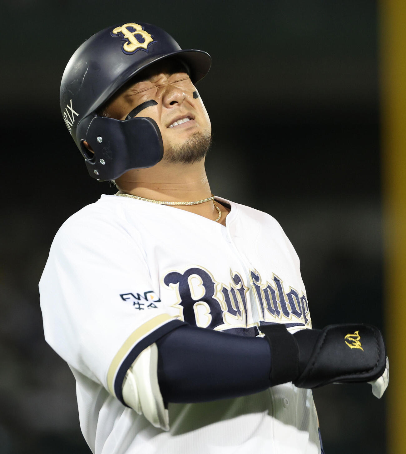 オリックス対楽天　6回裏オリックス2死三塁、同点のチャンスに凡退した森友哉は悔しそうな表情を見せる（撮影・西尾就之）