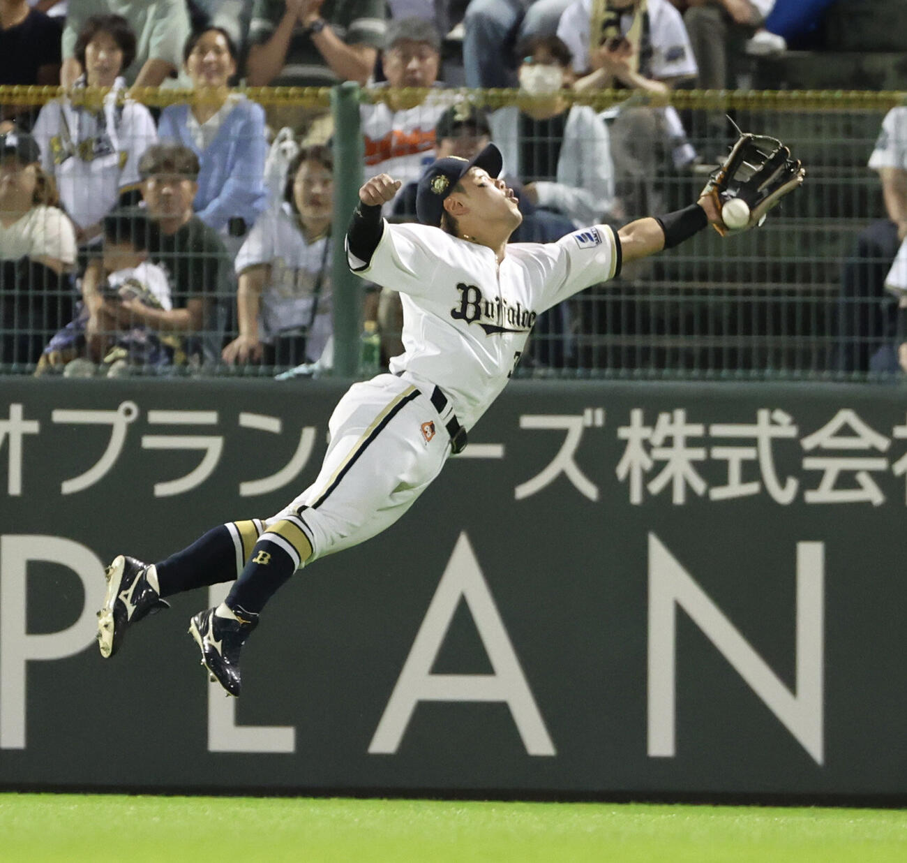 オリックス対楽天　8回表楽天1死一、二塁、堀内謙伍の打球に飛びついた中堅手杉沢龍は捕れず。このプレーで胸部を強打し、一度ベンチに下がるもプレーは続行（撮影・西尾就之）